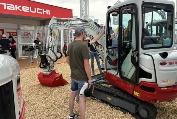 Intensive Beratungen auf dem Takeuchi Stand bei der Demopark.