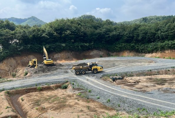 Der knickgelenkte Muldenkipper HM400 arbeitet während der Testphase autonom