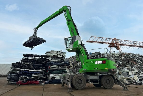 Zurück zum eigenen Ursprung: Beim Schreddervormaterial verlädt der SENNEBOGEN 830 G alte Karossen – das Material, aus dem der Stahl des Grünstahlbaggers vornehmlich besteht.