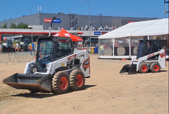 Die Kompaktlader Bobcat S450 und S70 stellen auf dem Vorführgelände ihre Wendigkeit unter Beweis