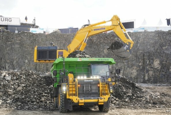 Komatsu HD605-10 und Komatsu PC950LC-11