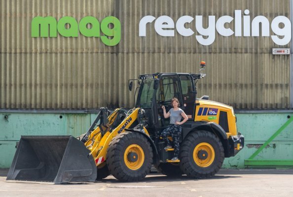 Judith Maag, Geschäftsführerin der Maag Recycling AG, mit ihrem neuen WA170M-11