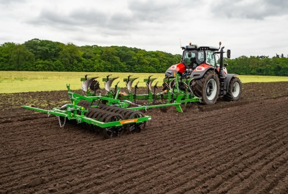 Der Teres 300 Onland liefert durch ein modernes und variables Pflugkörperkonzept bei Geschwindigkeiten von 8 bis 10 km/h eine hohe Arbeitsqualität