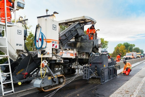 Auf der Autobahn A 43 bei Münster baute der Wirtgen SP 25i mit AutoPilot 2.0 eine Schutzwand aus Ortbeton zur Trennung der Fahrbahnen beider Fahrtrichtungen ein. 