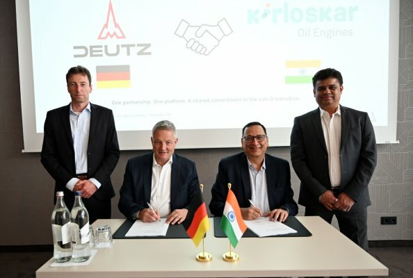 Markus Villinger, CEO der Business Unit Engines bei DEUTZ (2. v.l.), und Anmol Batra, President Global Industrial Business bei Kirloskar Oil Engines (2. v.r.), unterzeichnen die Kooperationsvereinbarung.