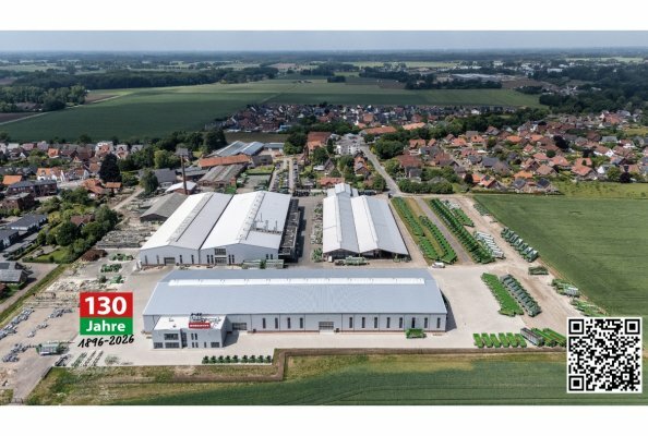 BERGMANN mit Blick über die neue Produktionshalle.