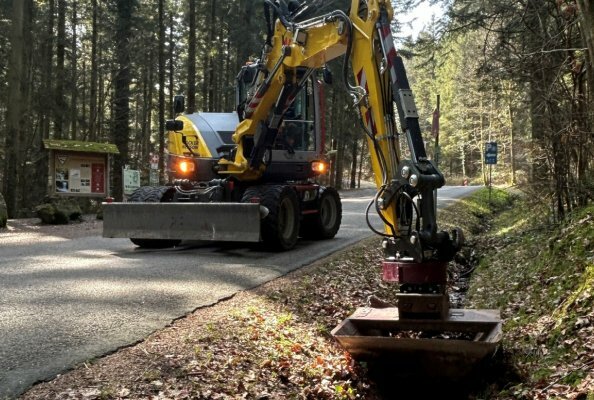 Die Kombination RotoTop und VarioLöffel sorgt für eine Vervielfachung der Leistung, z.B. bei Bau und Pflege von Gebäuden.