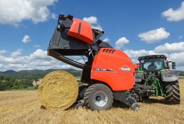 KUHN VB 7100: erste Rundballenpressen mit Ballenwaage auf der Ballenrollbahn
