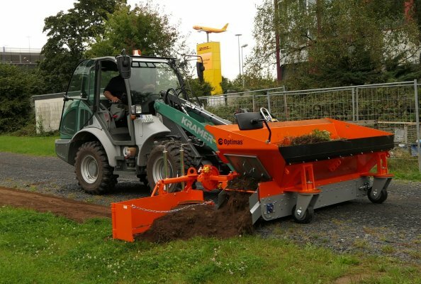 Die Optimas Material-Verteilschaufel Finliner mit 1,4 m³ Inhalt wir am Köln/Bonner Flughafen zur Bankette Pflege der Start- und Landebahnen eingesetzt.
