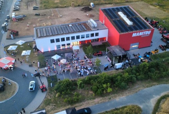 Das Festival-Gelände rund um die deutsche Manitou-Niederlassung aus der Vogelperspektive.