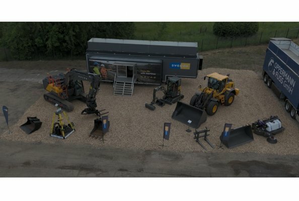 Zum vierten Mal findet vom 18. bis 20. Juni 2026 die Messe OstBau in Bernau nordöstlich von Berlin statt. Swecon Baumaschinen ist, gemeinsam mit Volvo Trucks, vor Ort und informiert auf dem Messestand 2160 auf der Fläche B über die neusten Trends aus der Welt der Volvo Baumaschinen. Die Swecon Produktexperten sind mit von der Partie und stehen für alle Fragen rund um Maschinen und digitale Lösungen zur Verfügung. Der Eventtrailer des Unternehmens dient als zentraler Anlaufpunkt für die Vermittlung von Produktwissen.