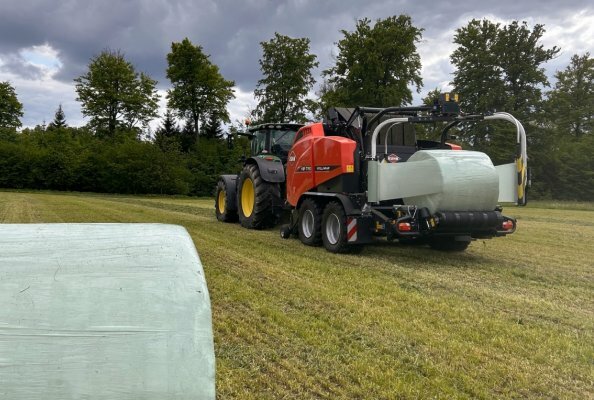KUHN präsentiert Presswickelkombination VBP 7100 mit 33 Messer-Schneidwerk