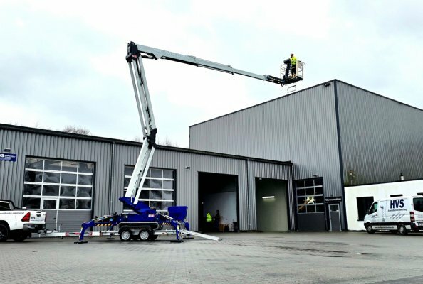 IMER Group übergibt R23DA Raupenarbeitsbühne an HVS Arbeitsbühnen