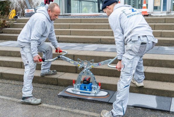 M-JET-250 Vakuum-Handverlegegerät im Einsatz auf der Baustelle