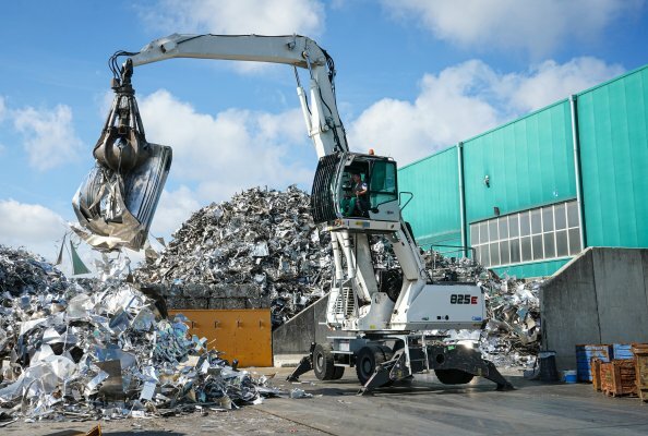 Ausgestattet mit Zweischalengreifer und Magnetsystem: Der SENNEBOGEN 825 E bei Cometfer, bereit für den präzisen Umschlag von Schrottmaterialien aller Art.