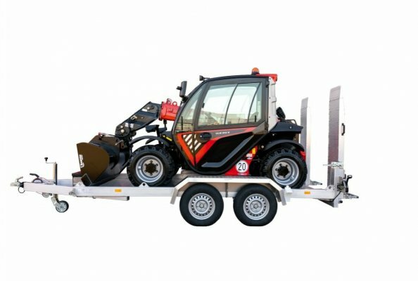 Der passende Anhänger zum kompakten Manitou ULM 412 macht die Maschine jetzt noch mobiler