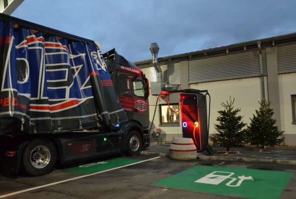Daimler Truck baut halböffentliches Ladenetzwerk für Lkw auf – erste Pilotkunden erfolgreich gestartet