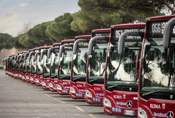 40 Citaro hybrid Busse für Busunternehmen Autoservizi Troiani in Rom (Italien), Mercedes-Benz Citaro hybrid, 3-Türer, Exterieur, rot, OM 936 mit einer Leistung von 220 kW (299 PS), 7,7 Litern Hubraum, Elektro Motor mit 14 kW, 6-Gang-Automatikgetriebe, Länge/Breite/Höhe: 12.135/2.550/3.120 mm, Beförderungskapazität: max. 1/108.