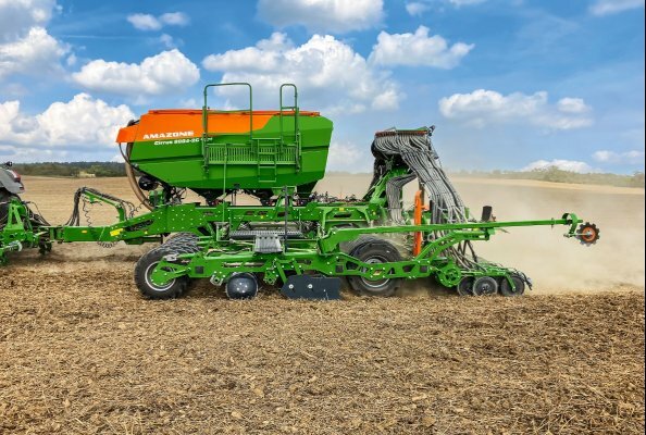 Die Cirrus 8004-2C Grand vereint Flexibilität, Präzision und Schlagkraft in einer Maschine – abgestimmt auf die Anforderungen der modernen Landwirtschaft.