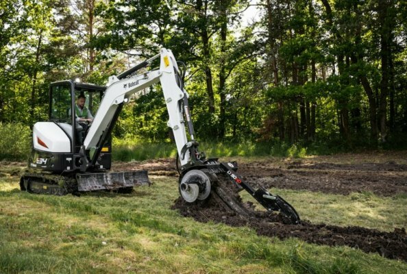 Bobcat stellt eine neue Generation leistungsstarker Grabenfräsen vor, die für maximale Zuverlässigkeit, Langlebigkeit und Effizienz konzipiert wurden. Erstmals sind diese Anbaugeräte auch für den Einsatz mit Bobcat-Minibaggern verfügbar. Die neuen Grabenfräsen entfernen das Aushubmaterial nicht nur effizient, sondern zerkleinern es gleichzeitig fein.