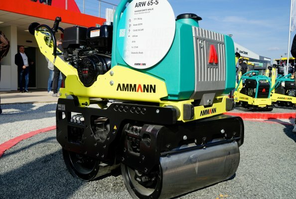 Kurvenkünstler mit System: Die ARW 65-S meistert enge Radien dank 15°-Lenkung und wird so zur kompakten Alternative zur Aufsitzwalze.