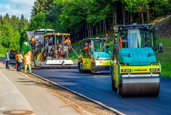 Der Walzen-Verband rollt. Der Kettenfertiger ABG 8820 gibt bei der Sanierung der B16 das Tempo vor. Die ARX90 und ARP 75 Walzen folgen und liefern durch den Einsatz mit QMachines Verdichtungskontrolle ein perfektes Ergebnis.