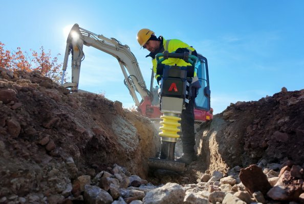 Der mobile und kraftvolle Verdichter der Premiumklasse ATR 59 zeigt in beengten Einsatzbereichen, wie Gräben, sein ganzes Potential.