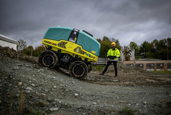 Der leistungsstarke Kletterer erreicht mit seinem Allrad mühelos eine Steigfähigkeit von 30 %, hält dabei eine seitliche Stabilität von 25 %.