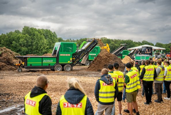 Die JENZ BA 916 mit dem AGRAR-Optionspaket bei der Vorführung auf den Profi- Tagen 2025