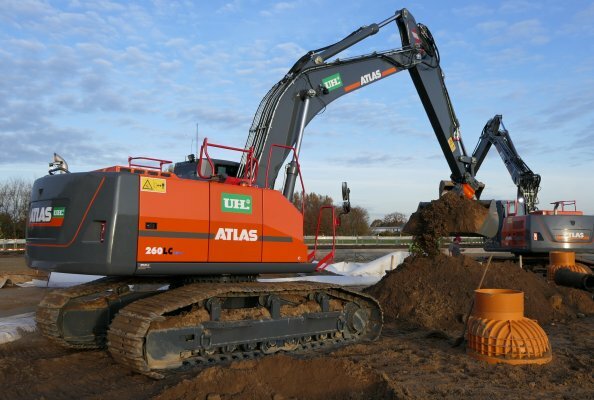 Der 26-t ATLAS 260 LC arbeitet schnell und genau bei der Erschließung eines neuen Gewerbegebietes bei Hamburg.