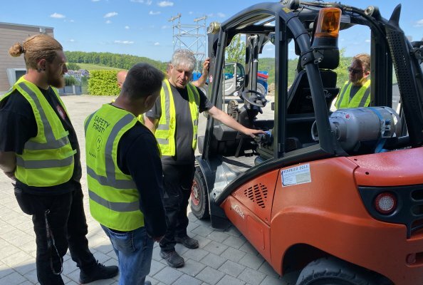 AST Trainer Winfried Egle erklärt den Teilnehmern im Rahmen der AST Intensivwoche „Befähigte Personen“, worauf es bei der Prüfung von Flurförderzeugen ankommt.