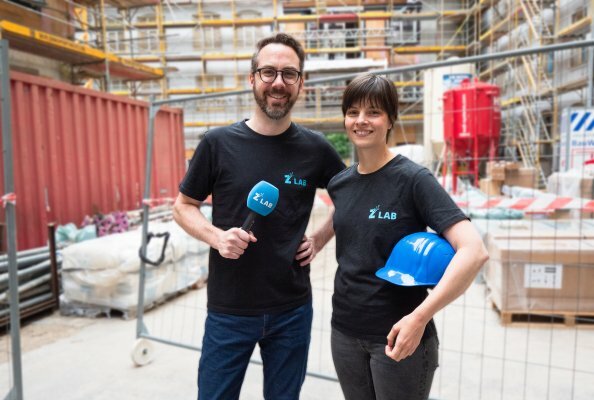 Sandra May und Wulf Bickenbach moderieren die neue Staffel “Baustelle Zukunft” direkt von der Baustelle 