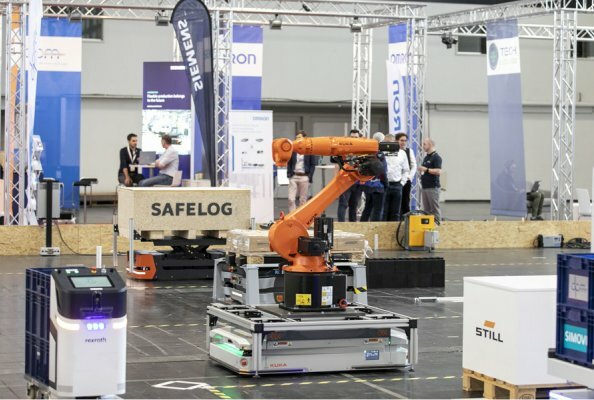 Beim AGV Mesh-Up haben im April 2024 insgesamt zehn Unternehmen die Funktionsweise der VDA 5050 mit einer gemischten Flotte von mobilen Robotern gezeigt.