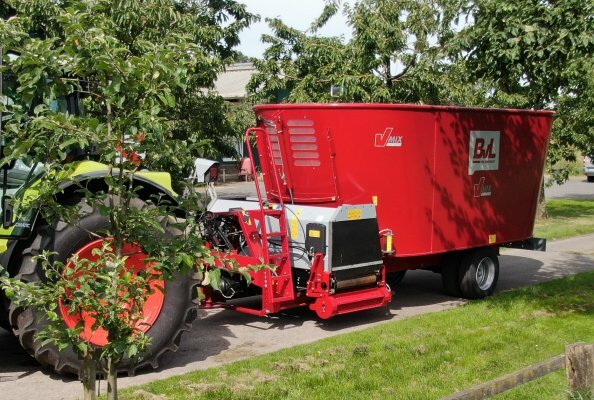 Die Einstreuwalze von BvL ist eine optimale Ergänzung am Querförderband und sorgt für einen noch flexibleren Einsatz des Futtermischwagens.