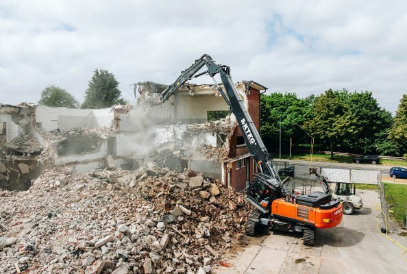 Dank hydraulisch ausfahrbarem Fahrwerk bleibt der KTEG 390HR-7 auch bei voller Ausladung absolut standfest.