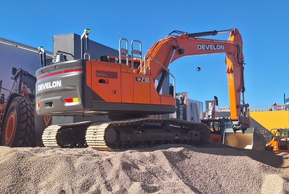 DEVELON DX230LC-9 Raupenbagger