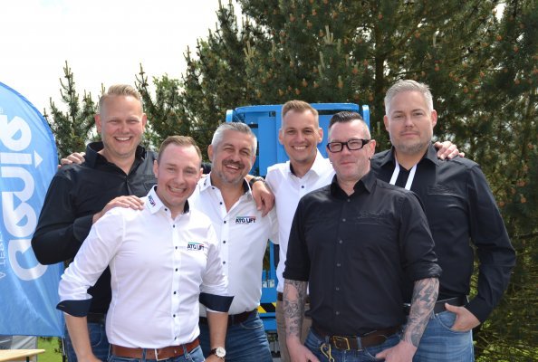 Sven Nielsn (1v.li. hinten) und Andreas Konstantin (rechts daneben) mit dem Team von ATG und BSI