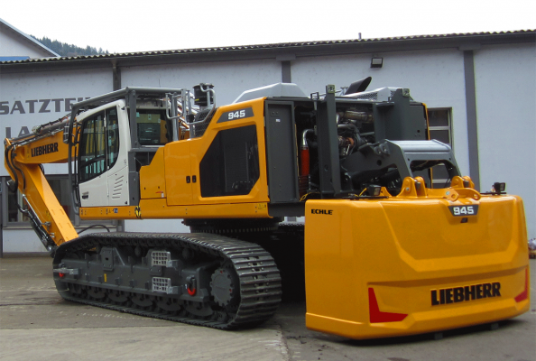 Liebherr R945 mit absetzbarem Kontergewicht