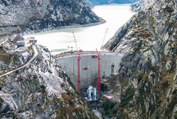 Die fertige neue Staumauer Ende September 2024, kurz vor der Demon-tage des ersten WOLFF Krans.