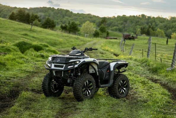 Can-Am präsentiert den vollelektrischen Outlander und den neuen Traxter HD11