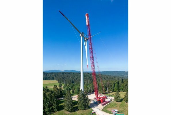Die Emil Egger AG errichtet mit einem Liebherr LR 11000 Windkraftanlagen im Schweizer Jura.