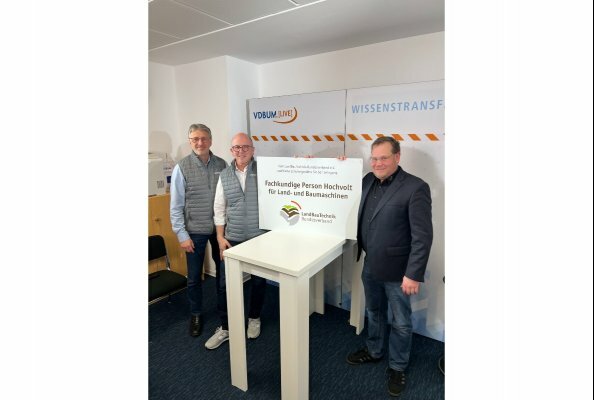 Up to date: Der VDBUM ist offiziell anerkannt als Hochvolt-Schulungsstätte in der LandBauTechnik. Torsten Grantz, Projektleiter berufliche Bildung beim LBT (r.), übergab das Hochvolt-Schild, mit dem die Auditierung nun auch für alle sichtbar wird, an VDBUM-Geschäftsführer Dieter Schnittjer (l.) und Thorsten Schneider, Leiter der VDBUM-Akademie. (2.v.l.).
