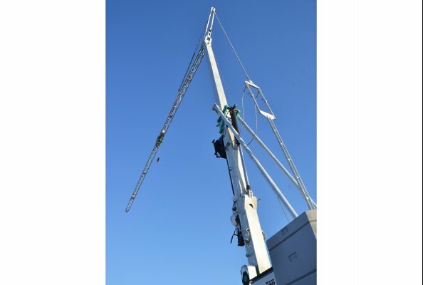 Der brandneue CM 301 bietet 30 Meter Ausladung und erweitert das Angebot an preiswerten Dachdeckerkranen im BKL System Cattaneo auf drei mobile Untendreher.