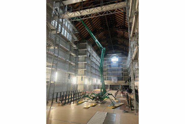 Innensanierung einer Kirche - Sepp voll im Einsatz