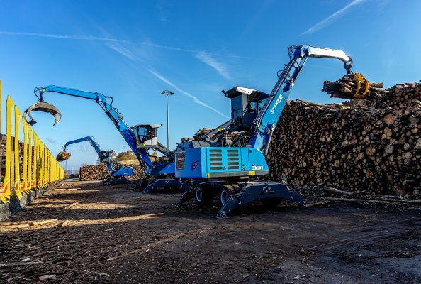 Im 3-Schichtbetrieb sind die drei Fuchs MHL331F die Umschlagmeister im Rostocker Seehafen