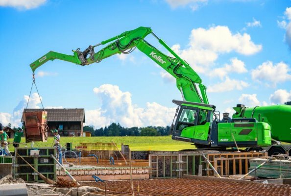 Der neue Hyundai-Kettenbagger HX300A der Keller Bauunternehmung AG bei Betonierarbeiten mit einem 1.200 l fassenden Betonkübel. Mit Verstellausleger und Zusatzstiel erreicht der 30-t-Bagger eine Ausladung von 13.078 mm mit einer Resttraglast von 3.000 kg.