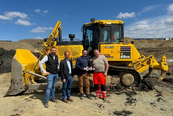 Klaus Wolfthaler (Spartenleitung Werkstatt, Maschinen- und Fahrzeugtechnik Gebrüder Haider Bauunternehmung), Stefan Kuhn (Geschäftsführer Kuhn Baumaschinen), Christian Haider (Gesellschafter und Leiter der maschinentechnischen Abteilung bei der Gebrüder Haider Bauunternehmung) und Fahrer Norbert Gutschi (v. li. n. re.)