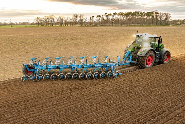 Der neue LEMKEN Diamant 18 Aufsattelpflug mit integriertem Packer FlexPack.