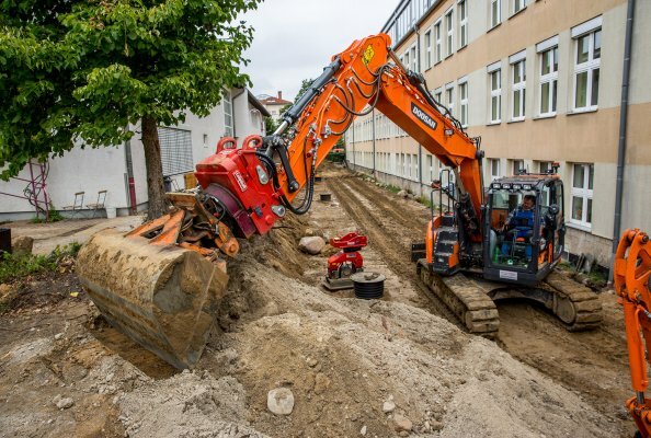 Das Standardwerkzeug am Stiel bekommt durch die Kombination mit einem Lehnhoff Rotatorschnellwechsler völlig neuen Handlungsspielraum.