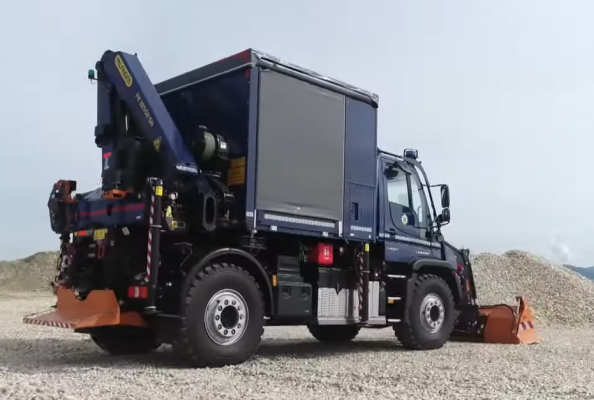Unimog U 530 mit Kran und Frontlader: Perfekt für jede Herausforderung
